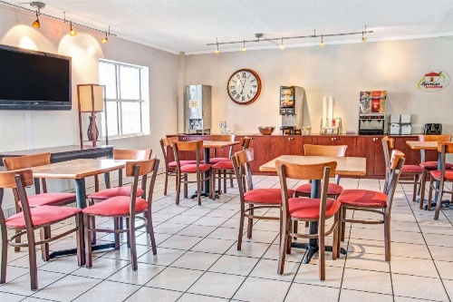 Super 8 by Wyndham Kissimmee image 17