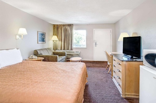 Super 8 by Wyndham Kissimmee image 20