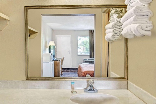 Super 8 by Wyndham Kissimmee image 23