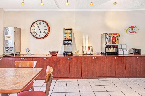 Super 8 by Wyndham Kissimmee image 25