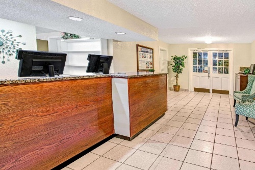 Super 8 by Wyndham Kissimmee image 26