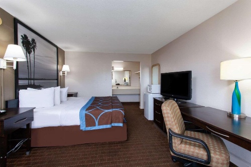 Super 8 by Wyndham Kissimmee image 6