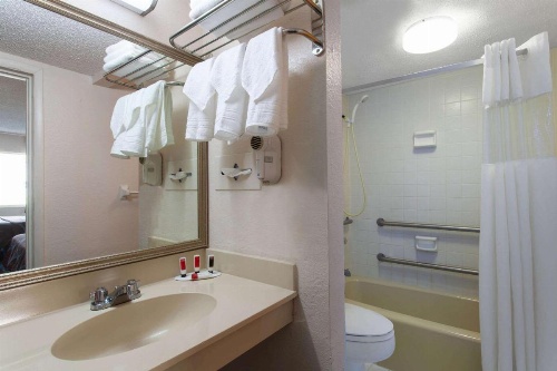 Super 8 by Wyndham Kissimmee image 8