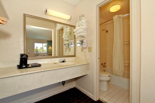 Studio Suite with Two Double Beds - Non-Smoking